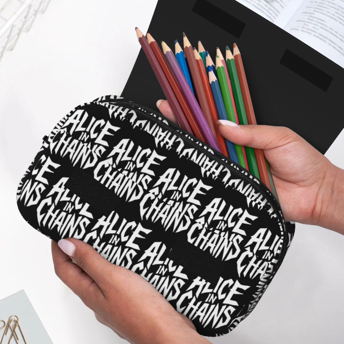 Estojo de Lápis Alice In Chain - Stationery And Office Supply Chain avaliação e preço